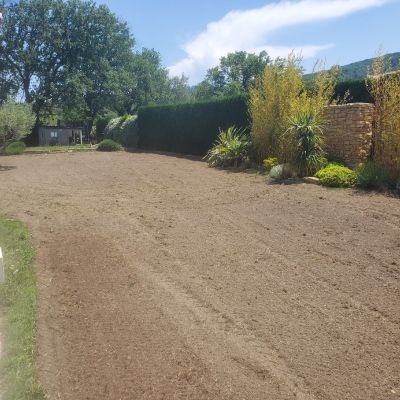 Terrain préparé pour le semis du gazon