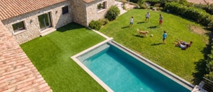 Gazon synthétique ou naturel : quelle solution choisir en 2026 ?